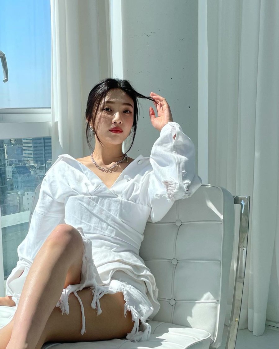 Bạn chỉ cần sấy cho tóc được tơi và bồng bềnh, phần tóc mái sẽ ôm sát gương mặt giúp gương mặt thon gọn