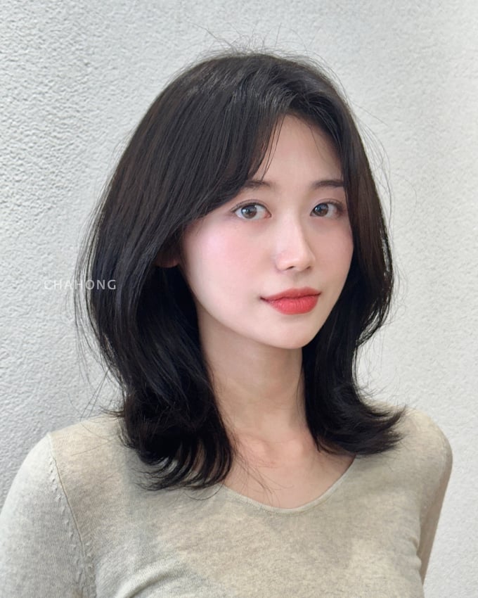 Chị em vẫn có lựa chọn khác giúp thu gọn gương mặt, đó là tóc rẽ ngôi lệch.
