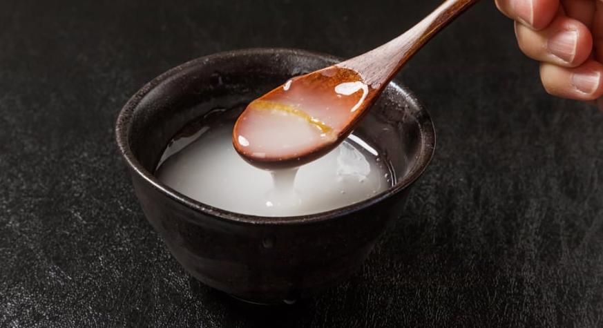 Nước vo gạo cấp một hỗn hợp các chất dinh dưỡng cần thiết cho sức khỏe và sự phát triển của tóc.