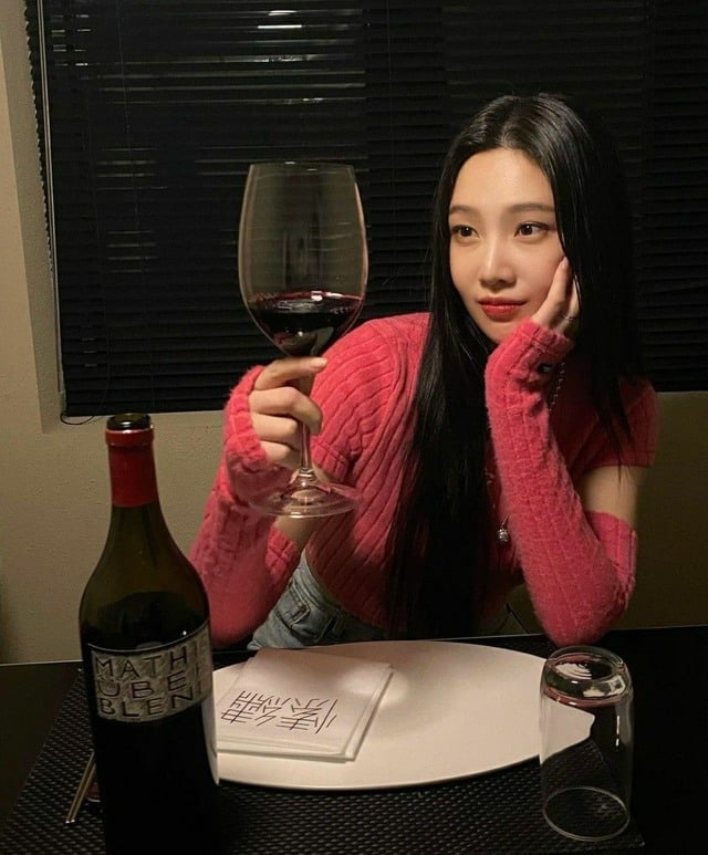 Trong rượu vang sở hữu thành phần acid amin giúp chống nắng và ngăn chặn lão hóa hiệu quả