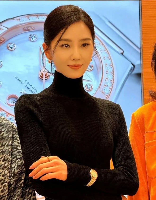 Với số lượng công việc lớn, nhiều khi phải quay phim suốt đêm khiến Lưu Thi Thi luôn chú ý cẩn trọng trong việc chăm sóc da.