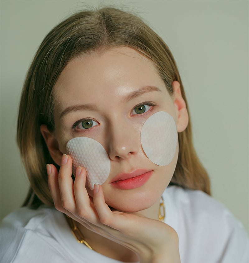 Toner pad không chỉ mang lại những lợi ích về chăm sóc da mà còn có thể giúp bạn có một lớp nền makeup đẹp.