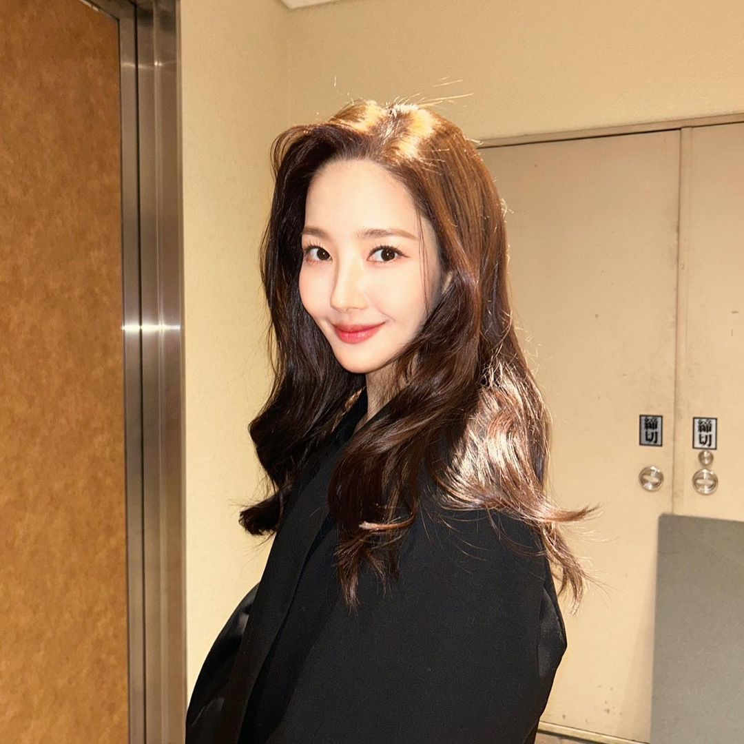 park min young áo đen tóc nâu cà phê