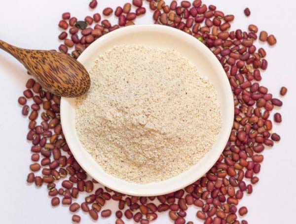 Kết hợp từ sữa chua và bột đậu đỏ sẽ giúp làn da trắng hồng, đồng thời làm thông thoáng lỗ chân lông giúp giảm mụn.