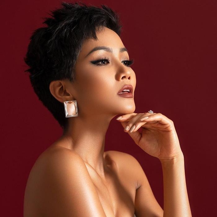 Cô thường xuyên thực hiện quy trình tẩy trang và rửa mặt để da sạch và ngăn chặn tình trạng mụn và lão hóa da.