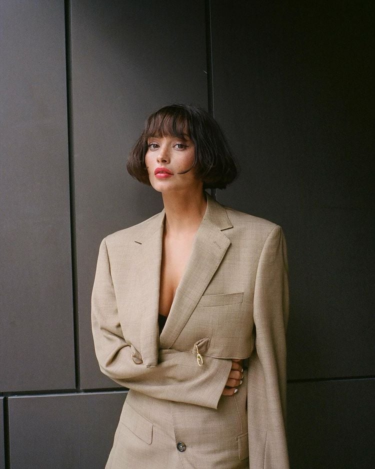 Với tóc bob nâu kiểu Pháp, độ ngắn vừa đủ giúp che đậy khuyết điểm của gương mặt góc cạnh, vừa khéo léo nổi bật vùng da cổ.