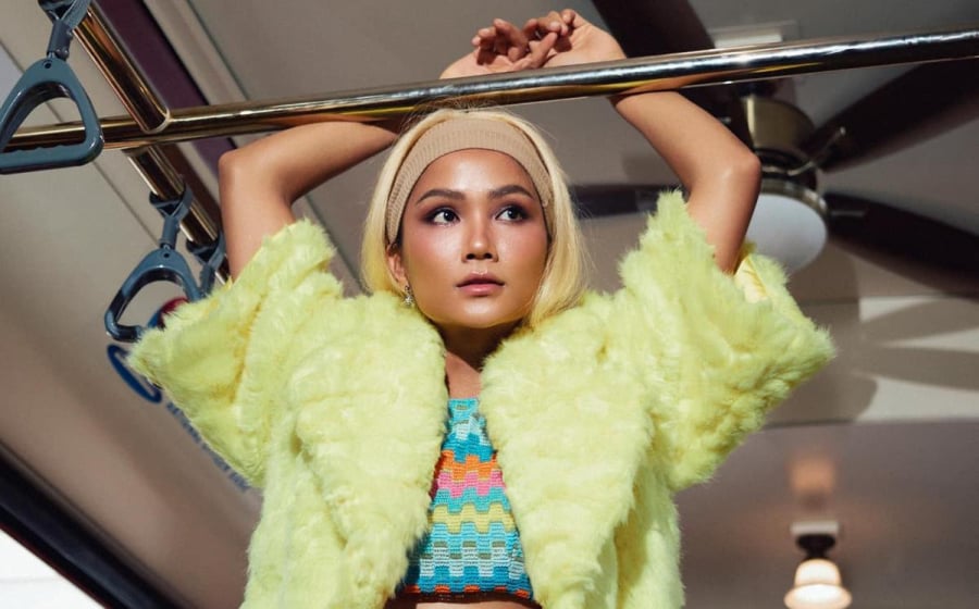 Cô thường xuyên thoa kem chống nắng để bảo vệ làn da khỏi tác động có hại của tác nhân ngoại vi.