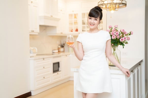 Làn da căng mịn, chẳng xuất hiện nhiều dấu hiệu lão hóa chính là nét thu hút của người đẹp làng hài.