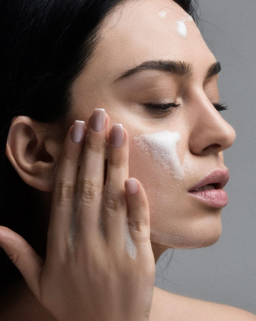 cô gái rửa mặt để ngăn tình trạng da nổi mụn