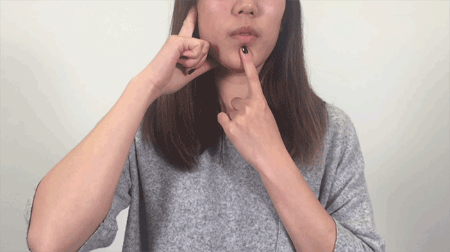 Cô gái thực hiện động tác Goldfish giúp cải thiện cơ hàm hiệu quả