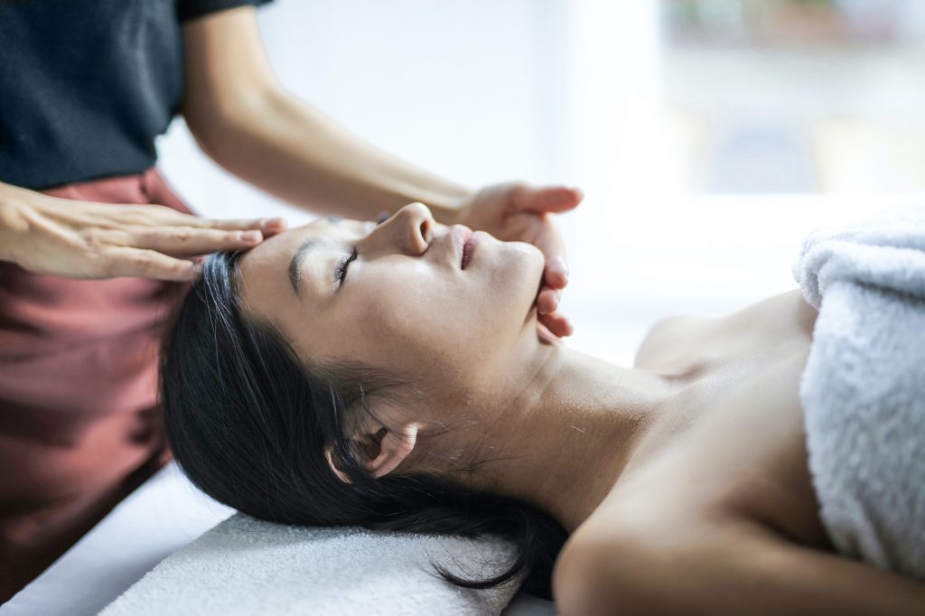 Nằm massage tập cơ hàm khỏe mạnh