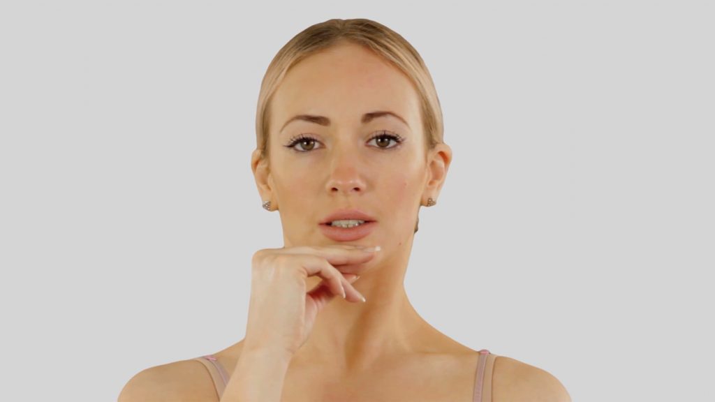 phụ nữ tay đặt dưới cầm