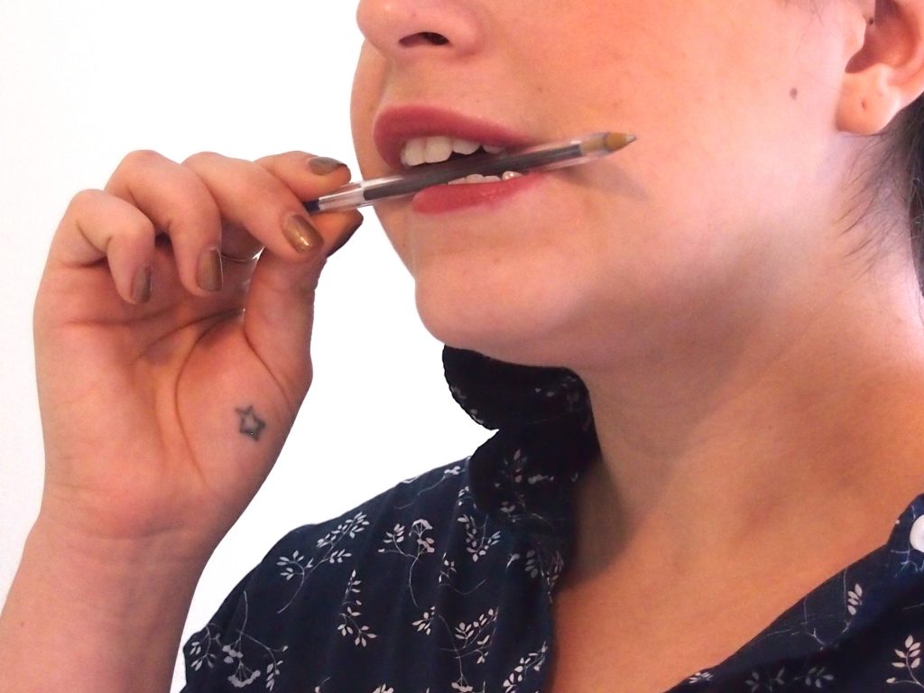 phụ nữ cắn bút