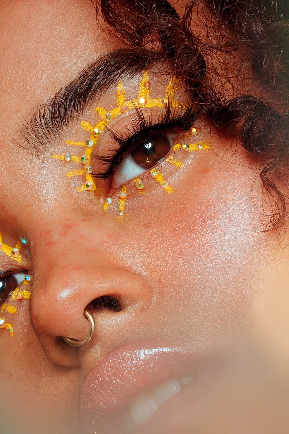 Phụ nữ trang điểm mắt đính đá