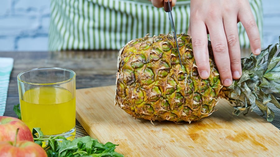 Dứa ít calo nhưng cung cấp nhiều vitamin C và khoáng chất, giúp bạn kiểm soát calo mà vẫn đảm bảo dinh dưỡng.