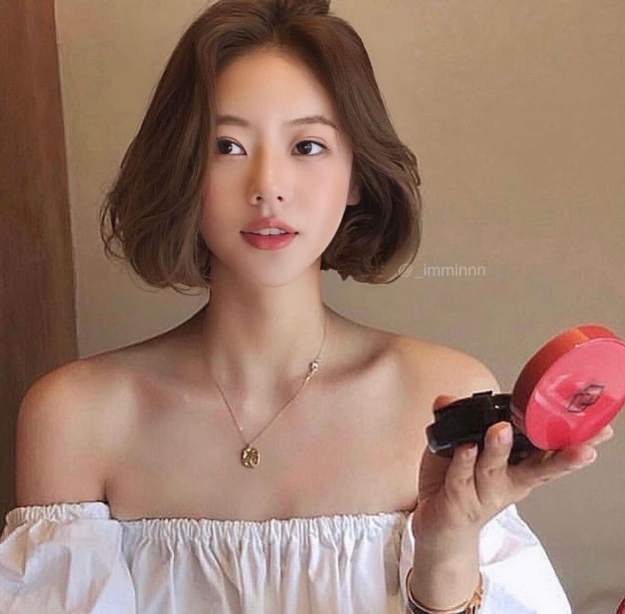 Tóc ngắn uốn cụp toát lên nét nữ tính, cổ điển giúp nàng trở nên lỗi mốt.