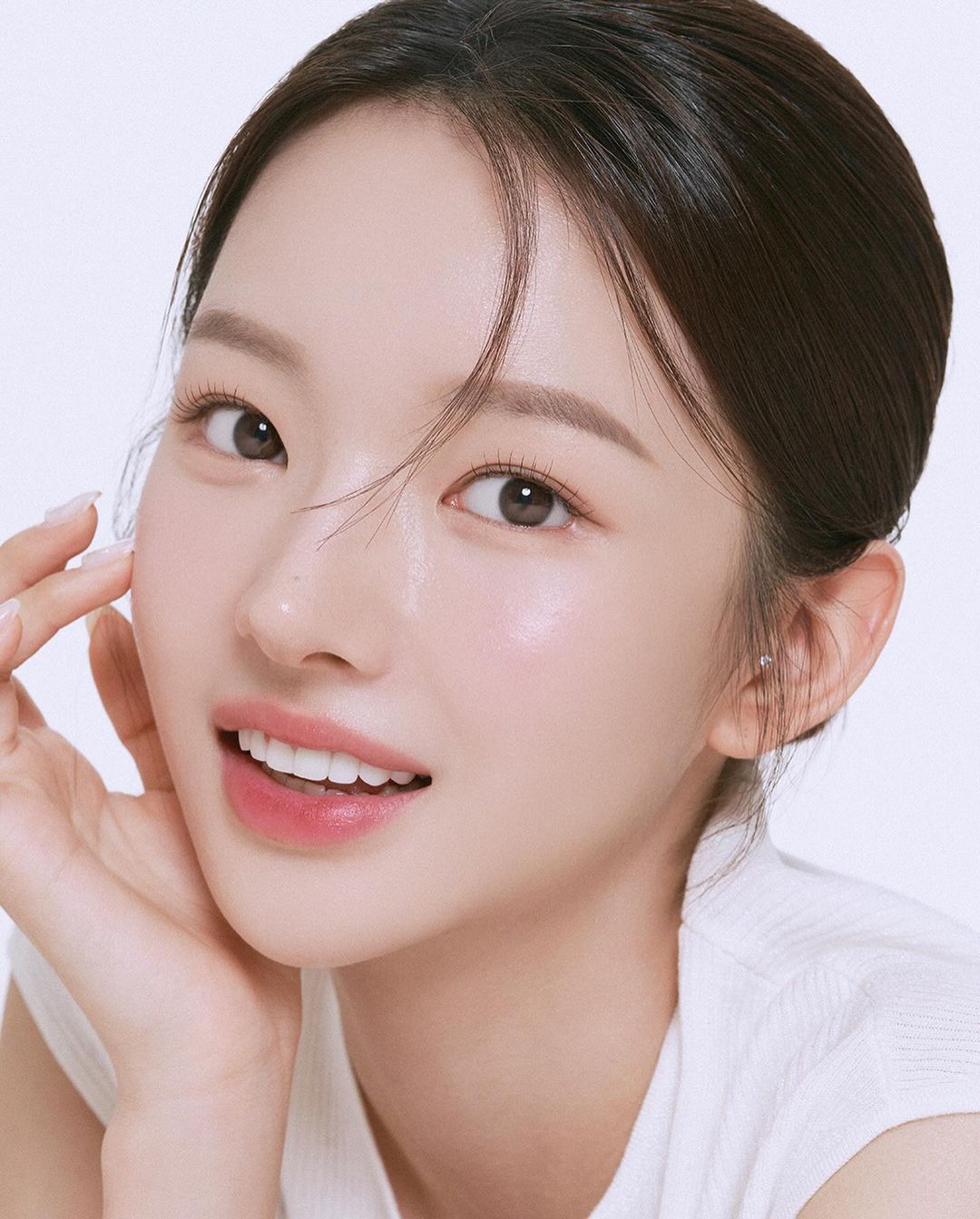 Cô gái tay ôm mặt cười, da trắng - môi khô