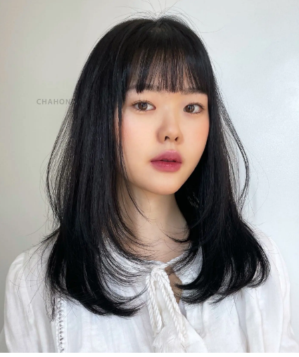 Ưu điểm của tóc ngang vai là sự nữ tính, xen lẫn nét trẻ trung, ngọt ngào, còn có ưu điểm giúp chị em tiết kiệm thời gian gội sấy