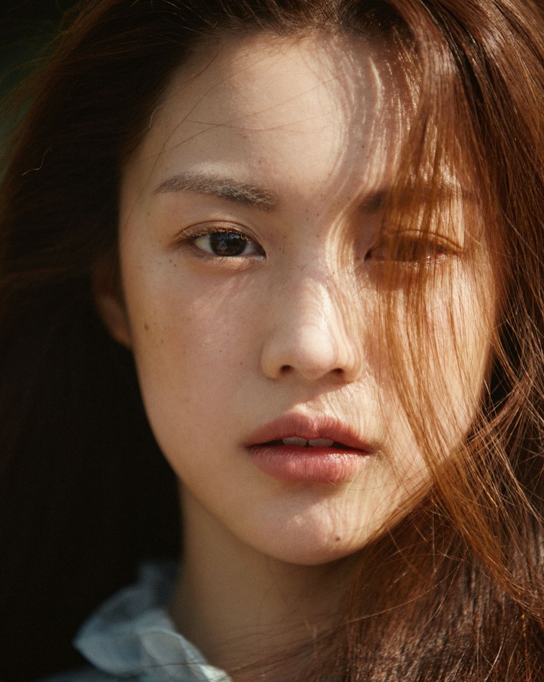 Go Yoon Jung dưới ánh nắng cùng vài sợi tóc xõa trước mặt