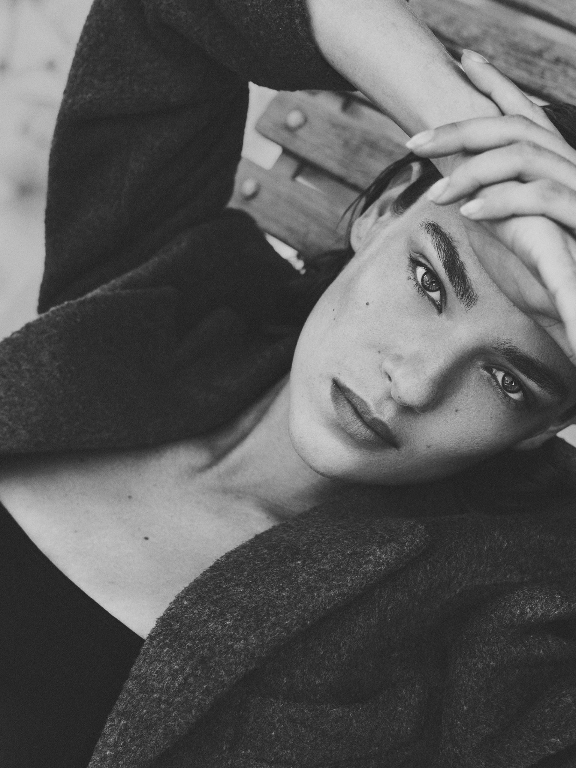 chân dung phụ nữ hình trắng đen, làn da khỏe khoắn