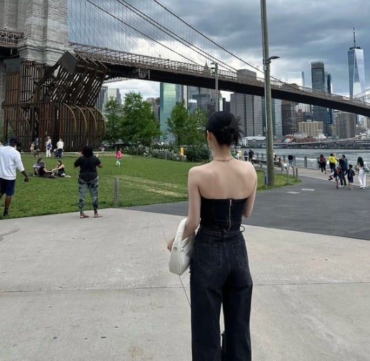 Được mệnh danh là mỹ nhân AI, Karina không những sở hữu visual đồ họa cuốn hút mà cô còn có bóng lưng đầy quyến rũ