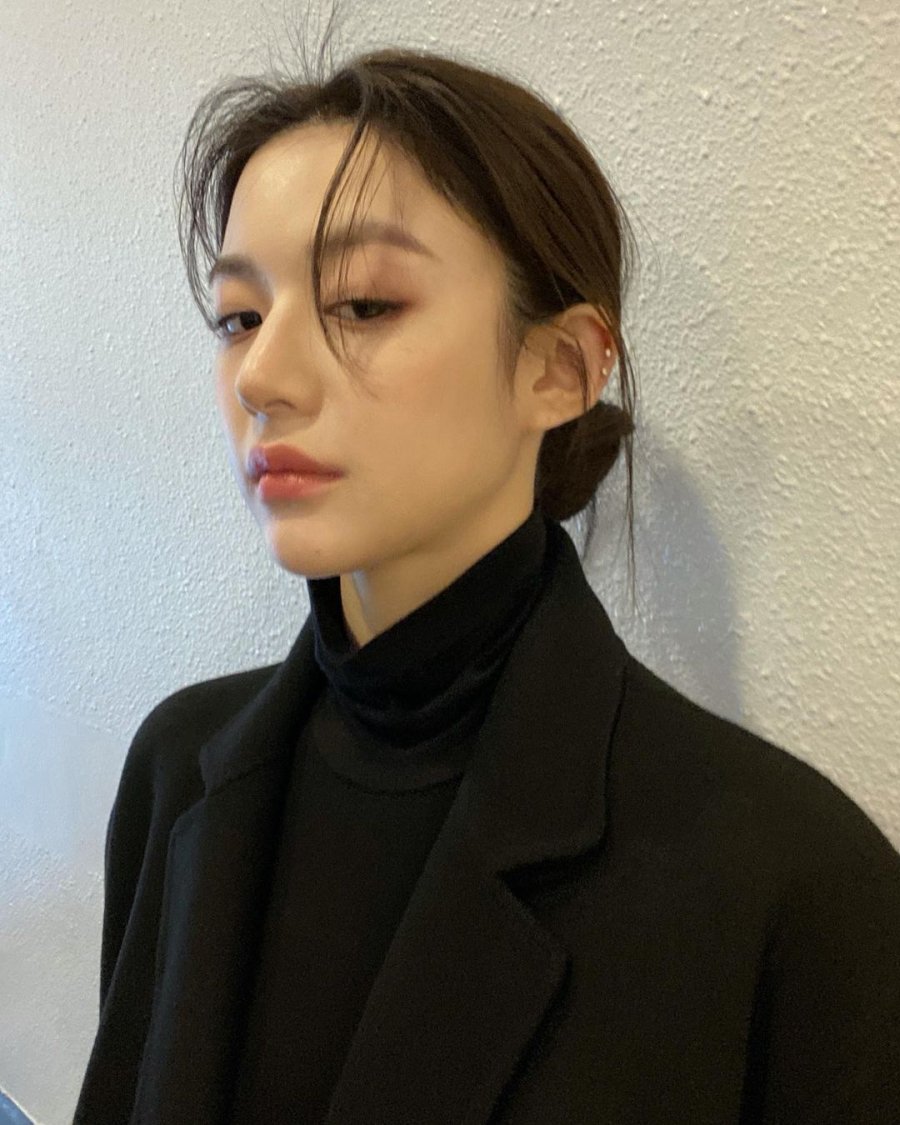 Làn da mịn mờ như Go Yoon Jung với các loại kem nền hoặc phấn nước có kết cấu mỏng nhẹ và độ che phủ vừa phải.