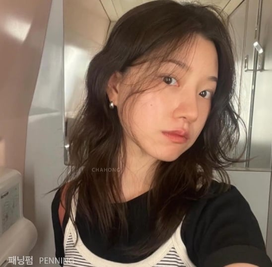 Để vẻ ngoài trẻ trung và xinh đẹp với tóc xoăn, chị em hãy tham khảo phiên bản tóc ngang vai uốn sóng.