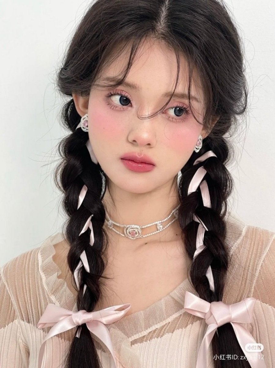 Tóc tết rất được yêu thích trong mùa hè vừa qua và bước sang mùa thu, giúp vẻ ngoài trở nên nổi bật hơn, lên hình