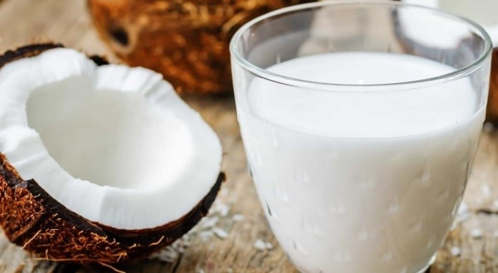 Bạn dùng nước cốt dừa, thoa lên da đầu và massage nhẹ nhàng ở chân tóc.