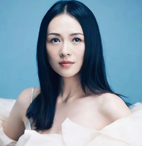 Ngoài uống nhiều nước lọc, Chương Tử Di còn uống trà đen, nước cam, nước ép rau củ...