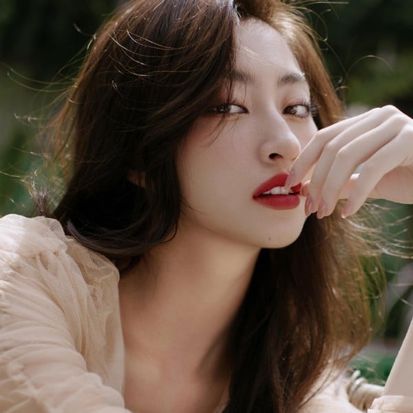 Lương Thùy Linh rất chú trọng bôi kem chống nắng và bôi lại sau mỗi 2 giờ nếu hoạt động ngoài trời.