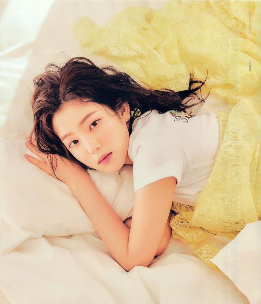 Dù có cảm thấy mệt mỏi đến đâu, cô vẫn không bỏ qua bước tẩy trang và làm sạch da bằng sữa rửa mặt.