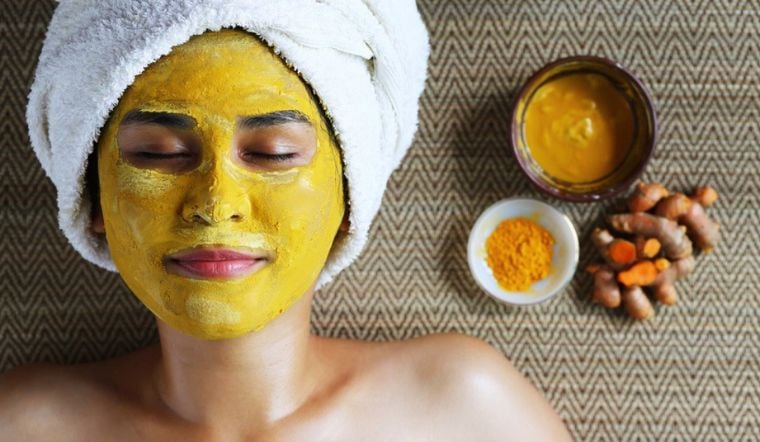 Bạn có thể làm mờ các đốm tàn nhang nhẹ bằng mặt nạ bột nghệ tự làm.