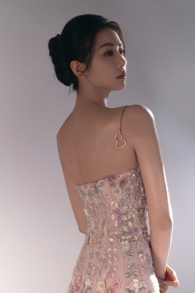 Dáng đứng thẳng lưng, vươn cao cổ, vai và ngực mở rộng của Lưu Thi Thi được mô tả tựa như