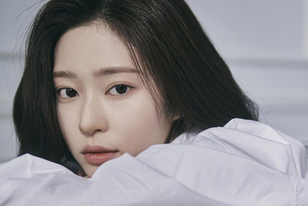 phụ nữ da trắng tóc đen