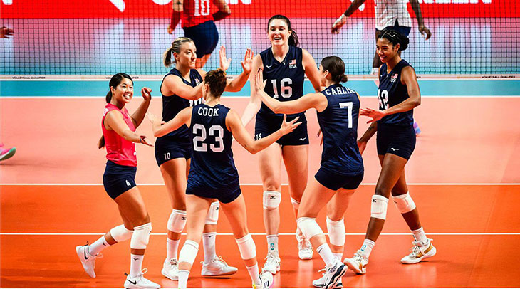 Olympic - Các cô gái mặc đồ thể thao màu xanh navy, mang giày trắng và chơi bóng chuyền tại Olympic 2024