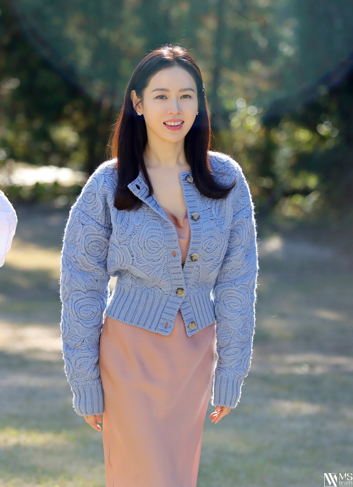 Son Ye Jin mặc đầm màu hồng pastel và áo cardigan màu xám đi dạo