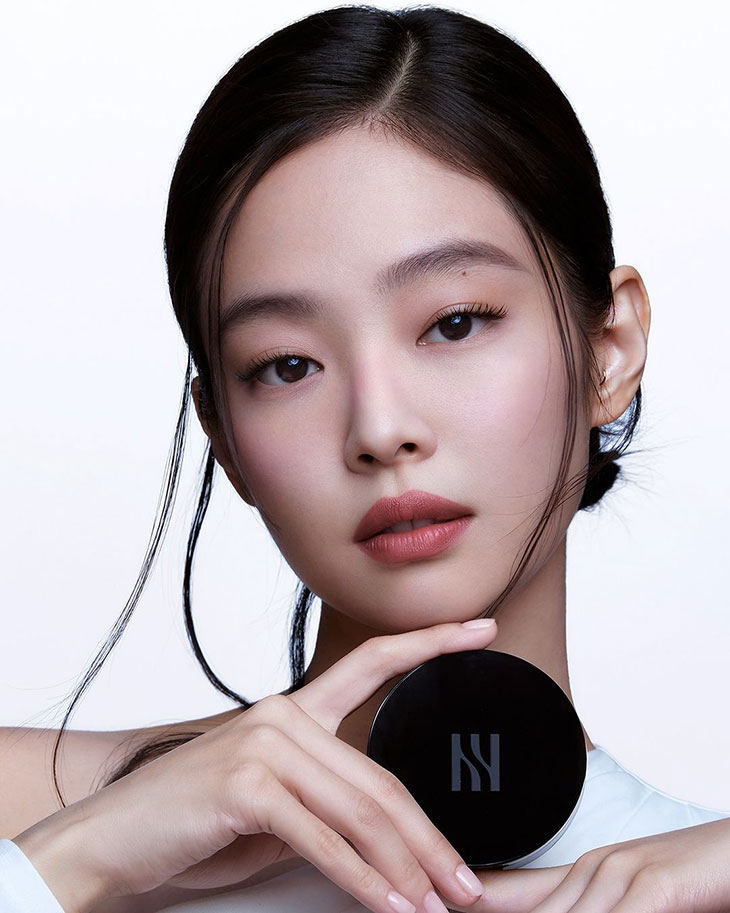 Cô gái tay cầm cushion của Hera Beauty