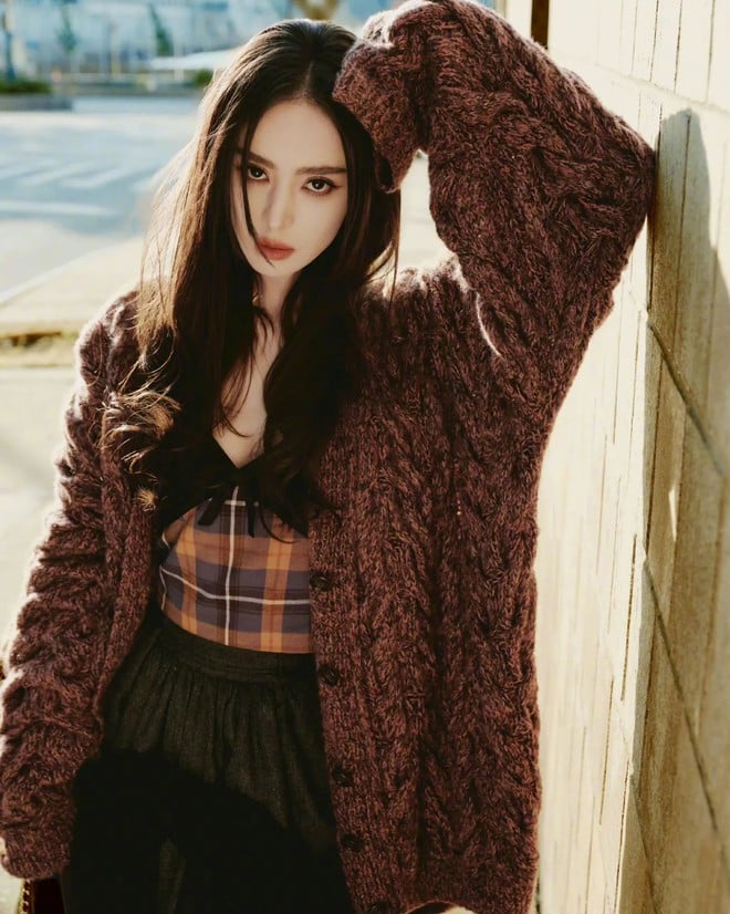 Outfit trẻ trung và cá tính khi kết hợp cùng visual ngọt ngào của Na Trát càng thêm nổi bật.