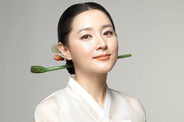 Lee Young Ae thường uống trà gừng ấm để làm ấm cơ thể.