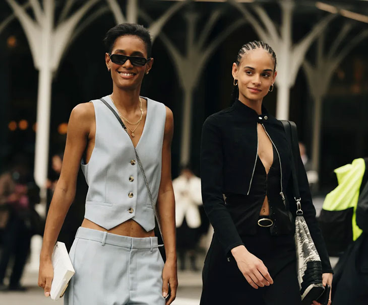 làm đẹp - hai cô gái mặc gilet và đi dạo trên đường phố New York.