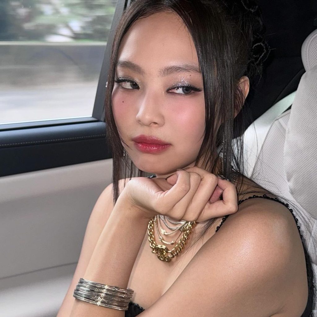 jennie makeup mắt nhũ bạc