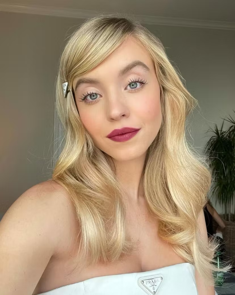 Sydney Sweeney makeup môi màu berry