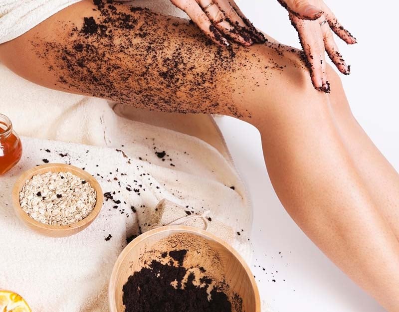 Cà phê có chứa caffeine, alkaloid, magie, sắt…có tác dụng khử mùi, tẩy tế bào chết và trị mụn hiệu quả.