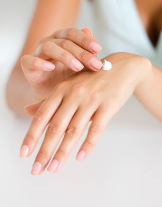Hãy sử dụng nước ấm và xà phòng để làm sạch tay.