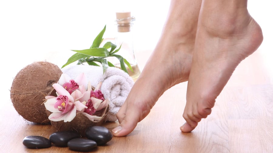 Thói quen xoa bóp chân thường xuyên sẽ giúp bạn sở hữu đôi chân mềm mại, khỏe mạnh hơn.