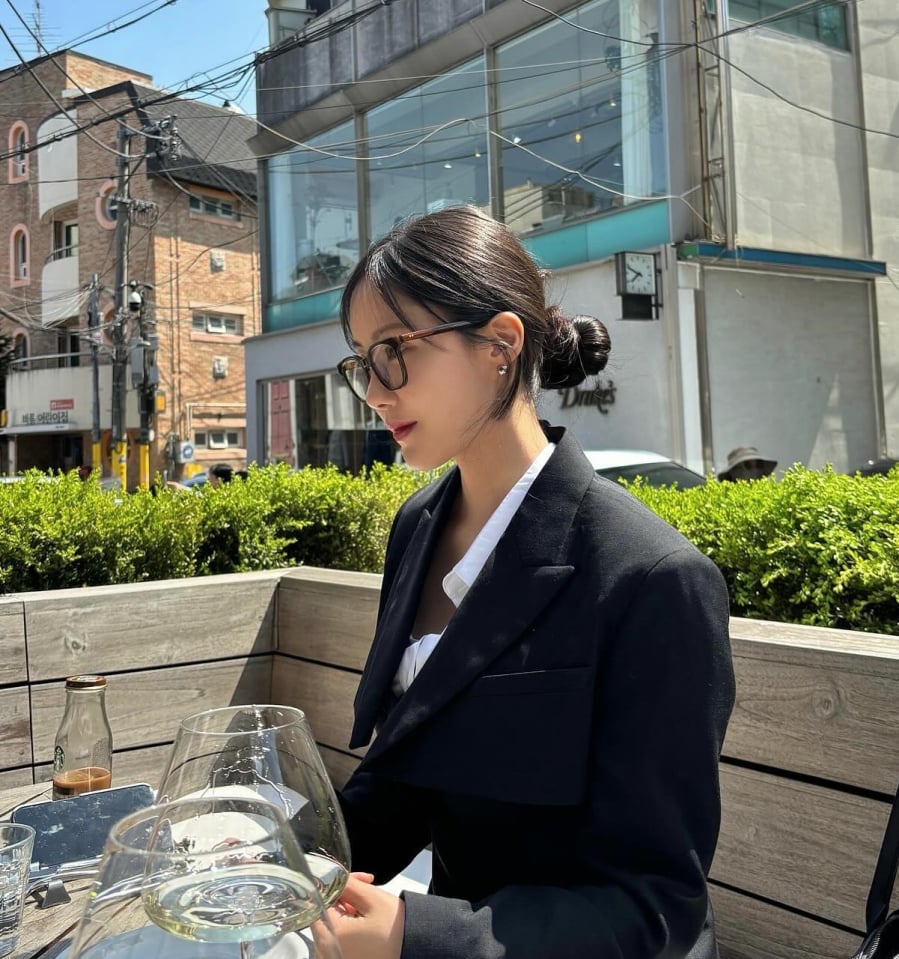 Tóc búi được sao Hàn cũng như các cô gái Hàn cực kỳ yêu thích vì đơn giản mà vẫn đẹp.