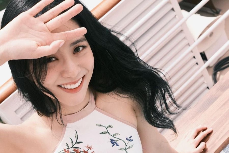 Jisoo sử dụng kem dưỡng trắng da, kem dưỡng da thông thường dành cho da khô để bảo vệ và làm mềm da.