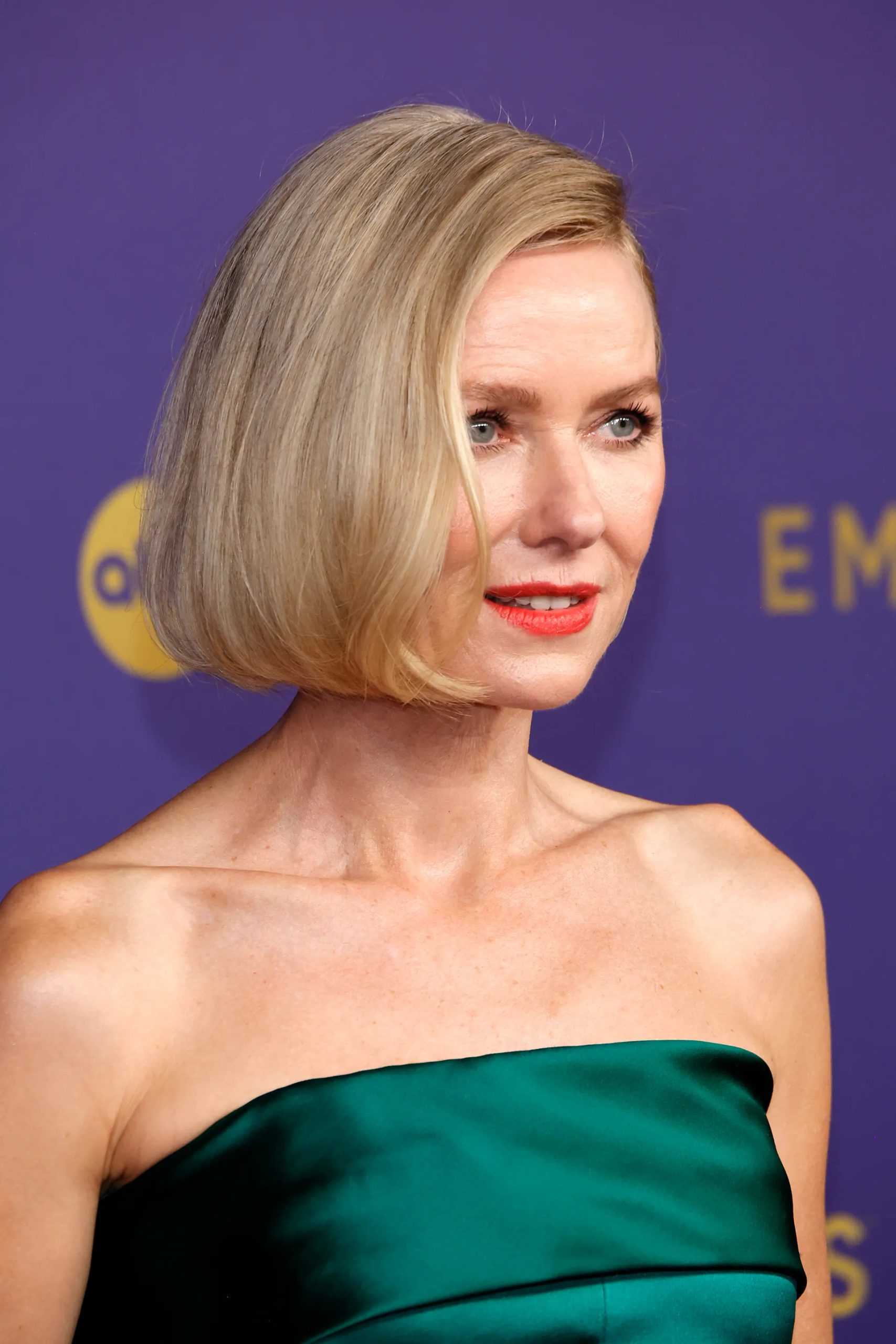 Naomi Watts tại lễ trao giải Emmy