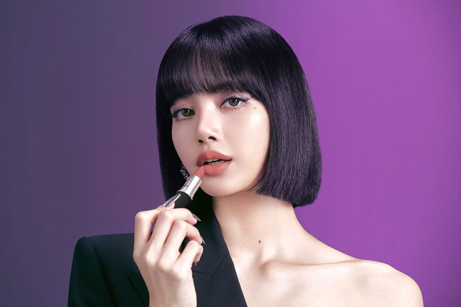 Da môi vô cùng mỏng manh và nhạy cảm, vậy nên hãy sử dụng loại tẩy trang riêng biệt dành cho môi.